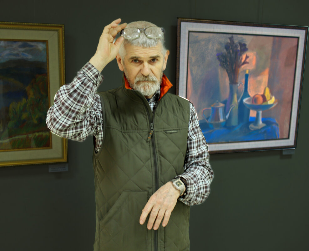 Художник Луневский В. на своей выставке пастели - Евгений Художник Луневский В. на своей выставке пастели - Евгений