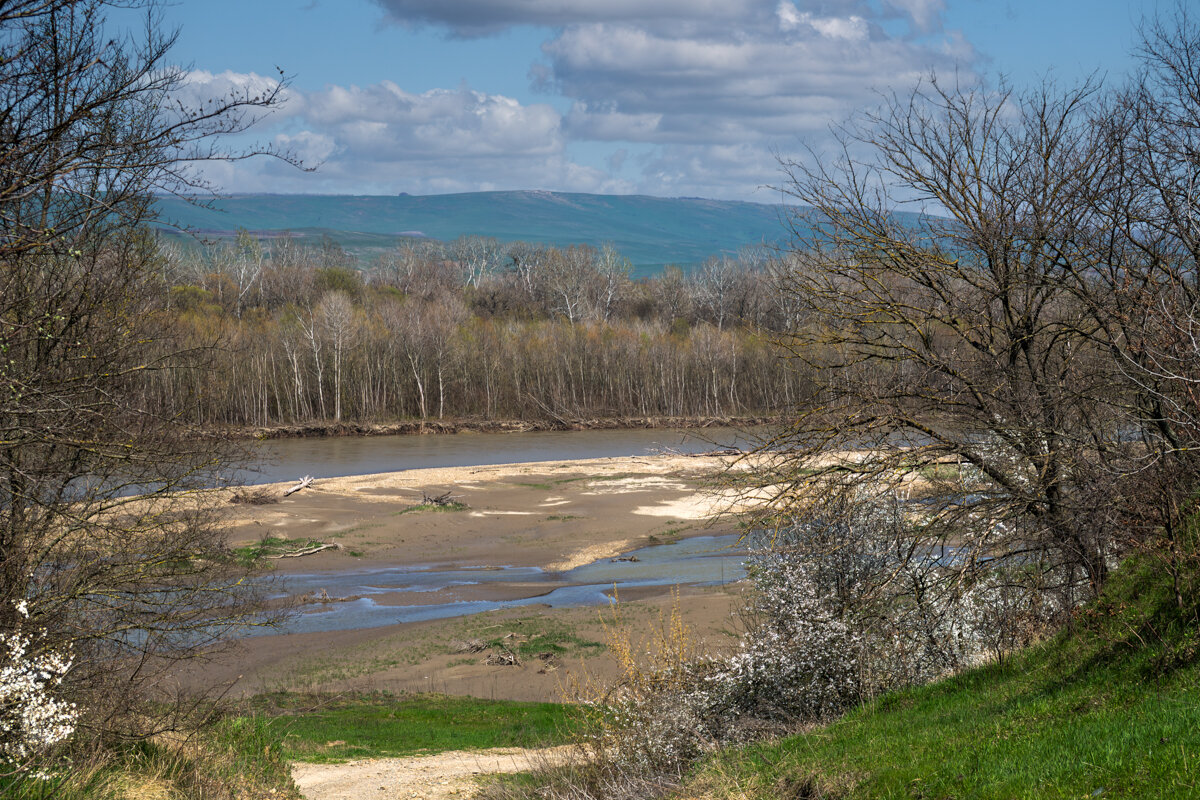 Спуск к реке - Игорь Сикорский Спуск к реке - Игорь Сикорский