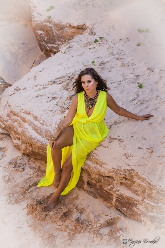 Девушка в жёлтом - Евгений Ермаков Девушка в жёлтом - Евгений Ермаков