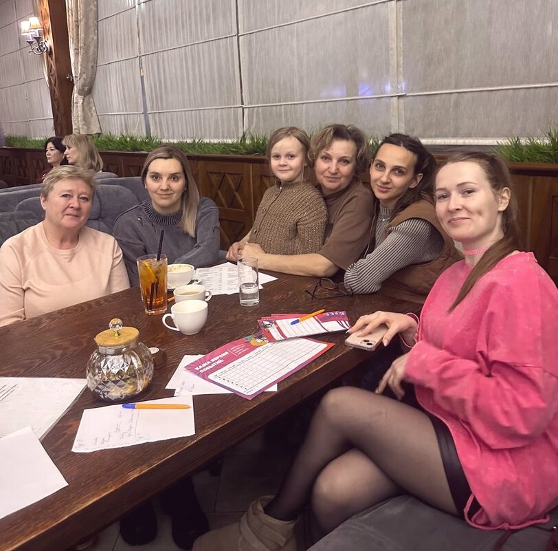 Девушки играют в КВН. - Георгиевич Девушки играют в КВН. - Георгиевич