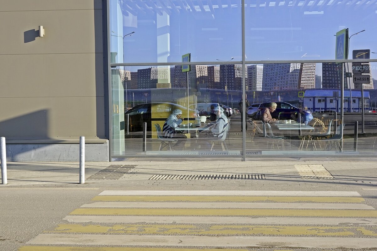 Через дорогу ресторан - Валерий Иванович Через дорогу ресторан - Валерий Иванович