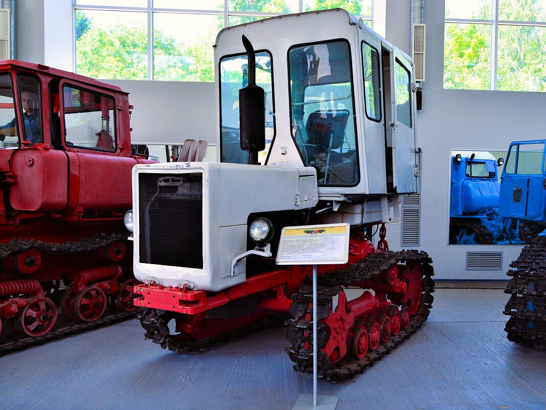 Чебоксары. Универсально-пропашной гусеничный трактор Т-70С - Пётр Чернега Чебоксары. Универсально-пропашной гусеничный трактор Т-70С - Пётр Чернега