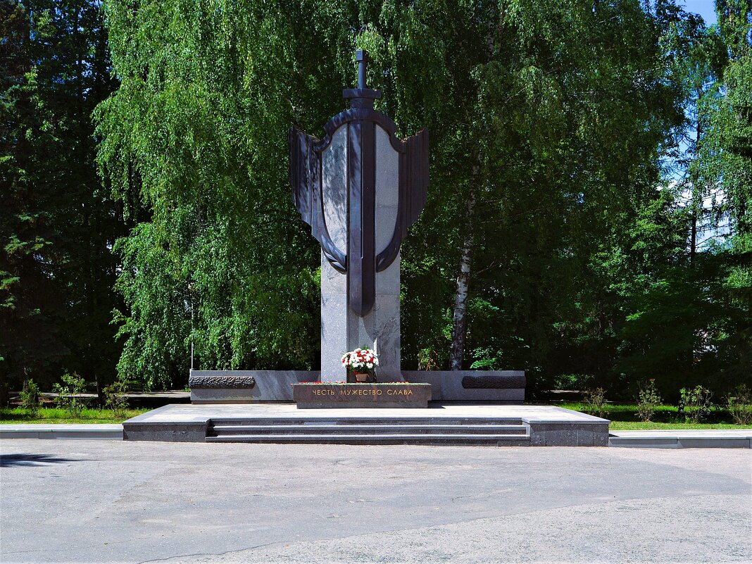 Чебоксары. Памятник сотрудникам милиции, погибшим при  исполнении служебного долга. - Пётр Чернега