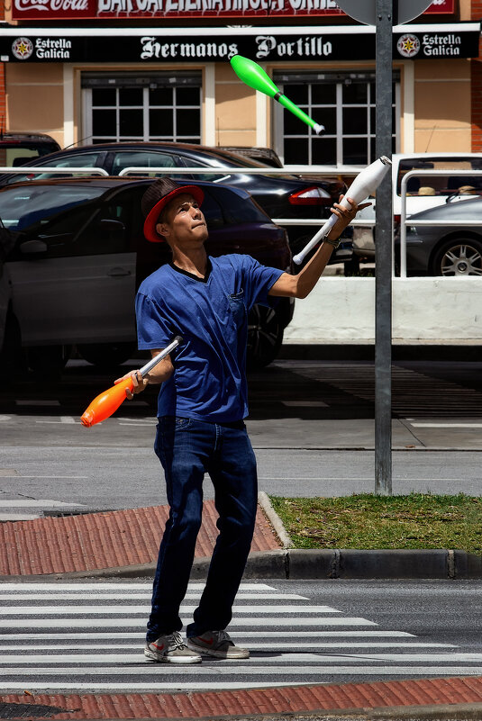 УЛИЧНЫЙ ЖОНГЛЕР - Александр 