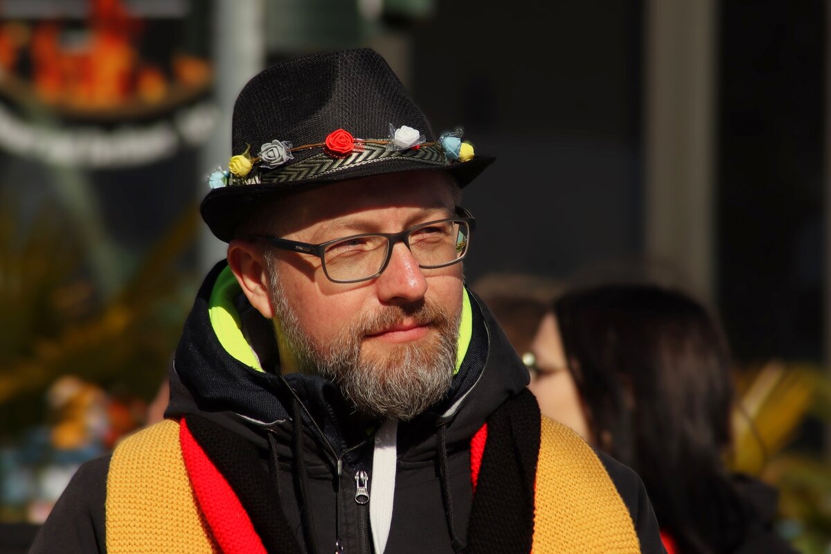 Вот идет по свету человек-чудак, сам себе печально улыбаясь - Юрий. Шмаков