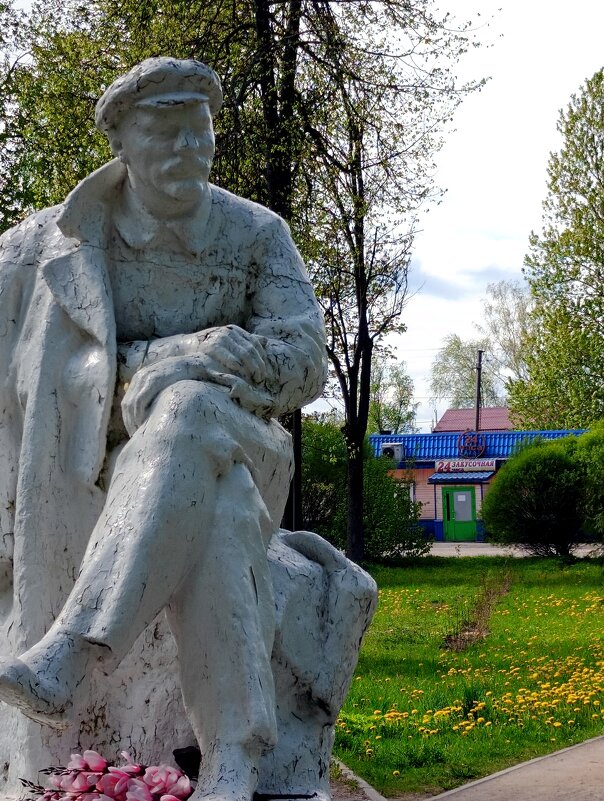 Какой-то мужик сидит у закусочной - Артем 