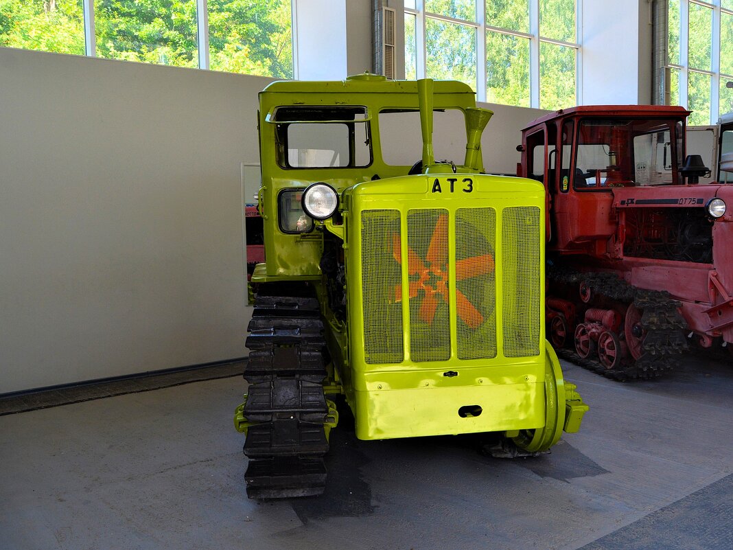 Чебоксары. Гусеничный трактор общего назначения АТЗ Т-4. - Пётр Чернега Чебоксары. Гусеничный трактор общего назначения АТЗ Т-4. - Пётр Чернега