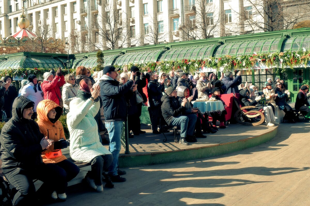 Бурные аплодисменты, сопровождающиеся криками «браво» артистам ансамбля "Таврия" - Татьяна Помогалова Бурные аплодисменты, сопровождающиеся криками «браво» артистам ансамбля "Таврия" - Татьяна Помогалова