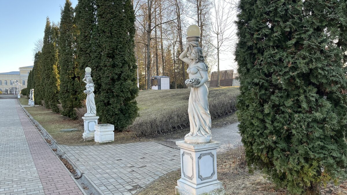 На главной аллее в Городском Саду. - Olga Oskolkova