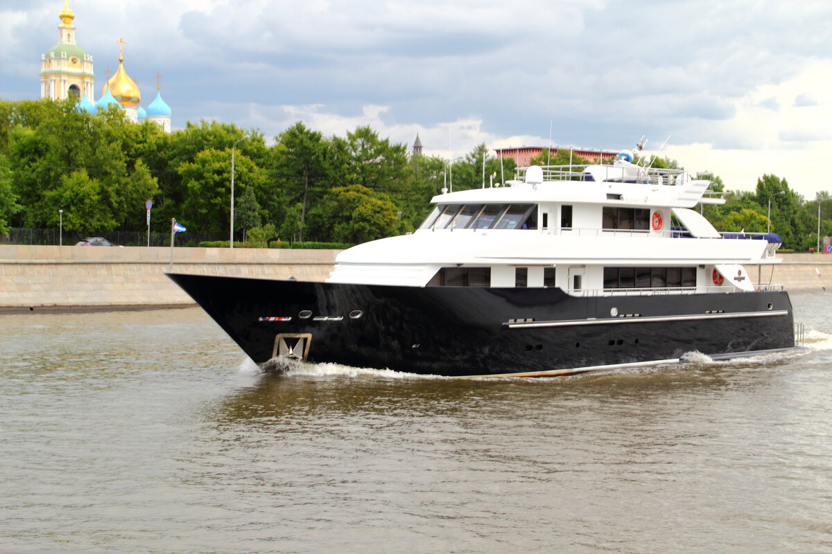 Моторная яхта на реке - photo Bo