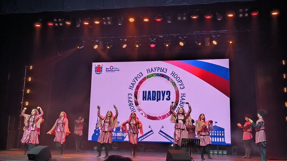 Праздничный концерт на сцене Дома Молодежи. - Ольга Праздничный концерт на сцене Дома Молодежи. - Ольга