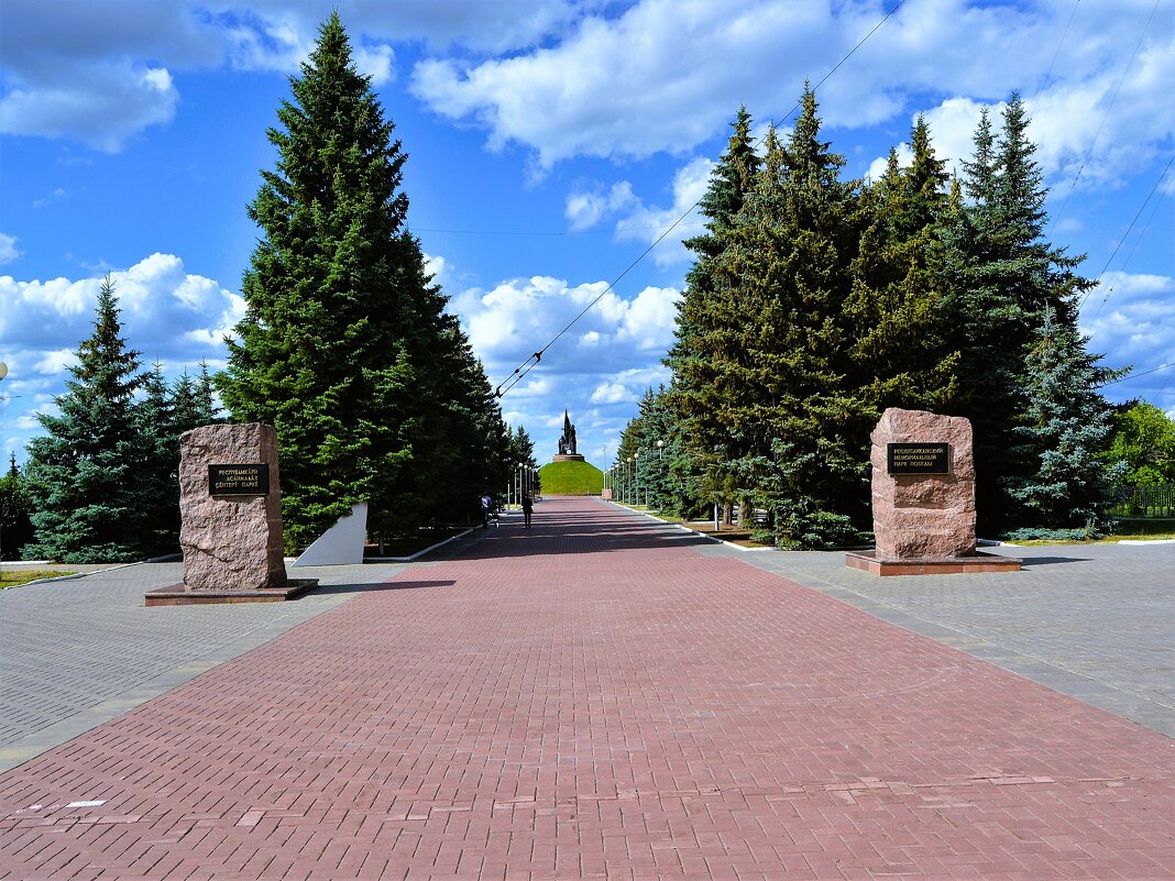 Чебоксары. Мемориальная аллея парка Победы летом. - Пётр Чернега Чебоксары. Мемориальная аллея парка Победы летом. - Пётр Чернега