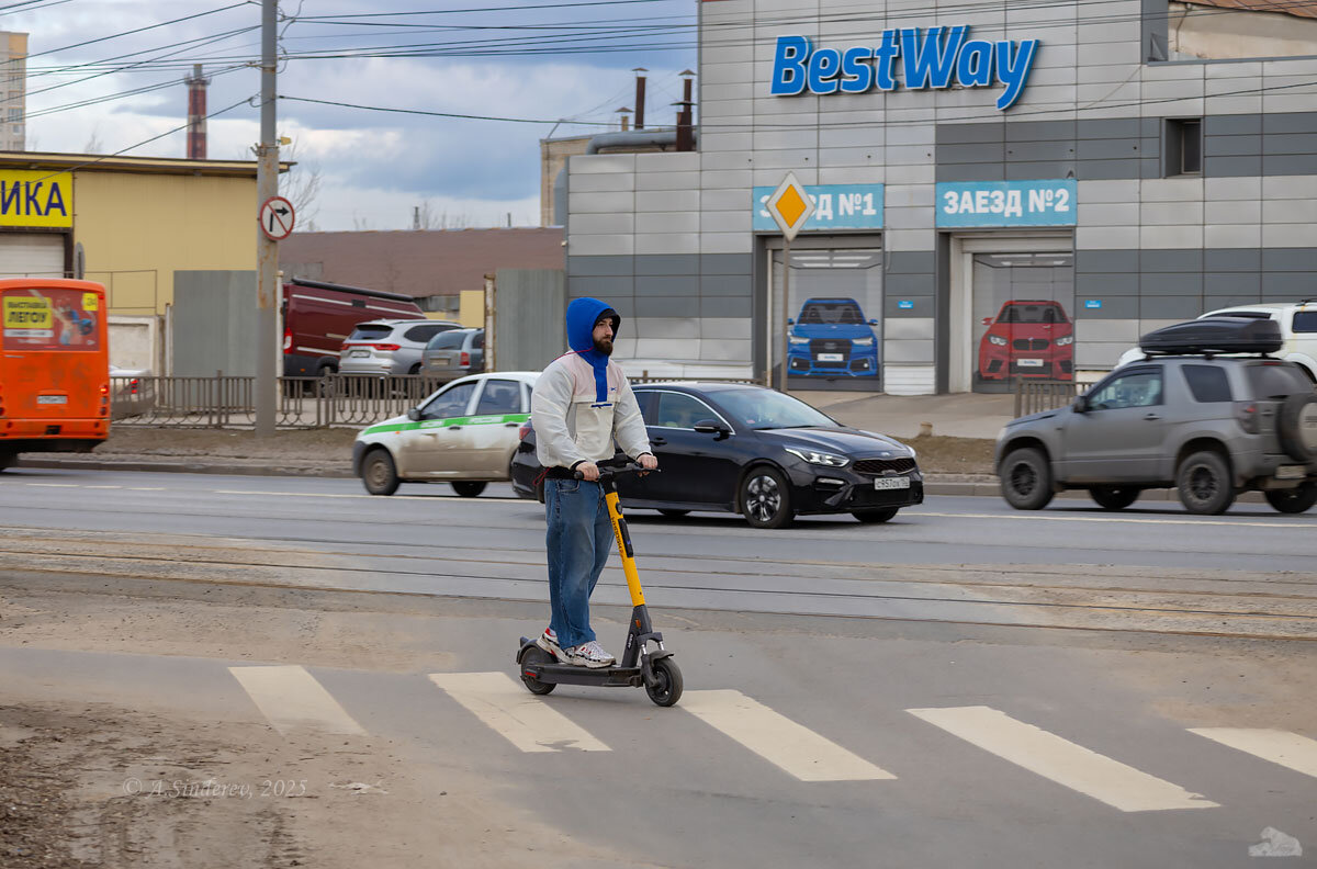 На электросамокате - Александр Синдерёв
