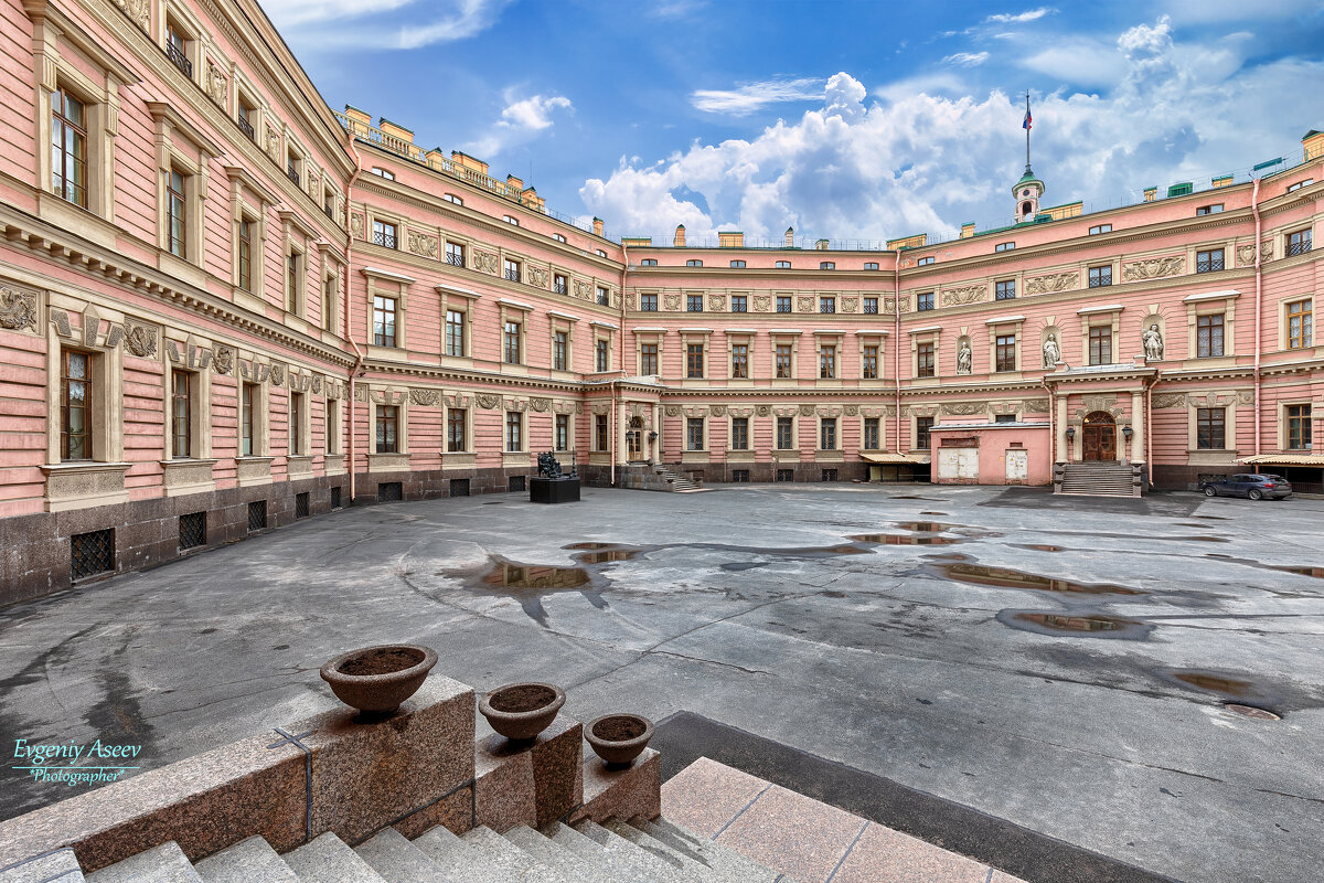 Во дворе Михайловского замка - Евгений Во дворе Михайловского замка - Евгений