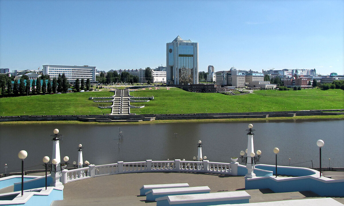 Вид со смотровой площадки на Чебоксарский залив и Новый Дом правительства - Александр Ильчевский 