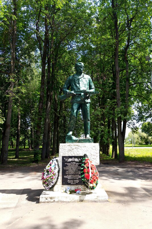 Памятник солдату в г.Порхов - Артем 