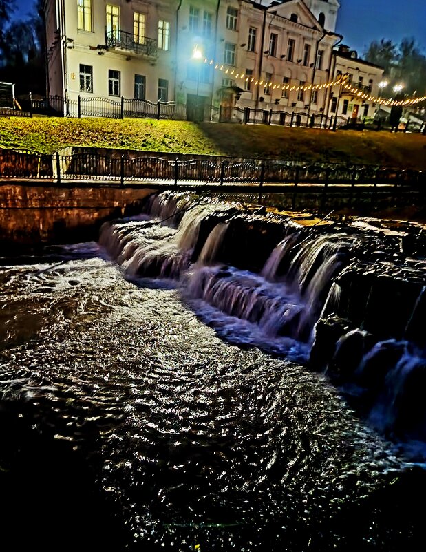 Конечно, не Ниагарский... - Vladimir Semenchukov Конечно, не Ниагарский... - Vladimir Semenchukov