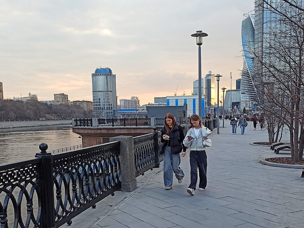 Прохожие на набережной - svk *