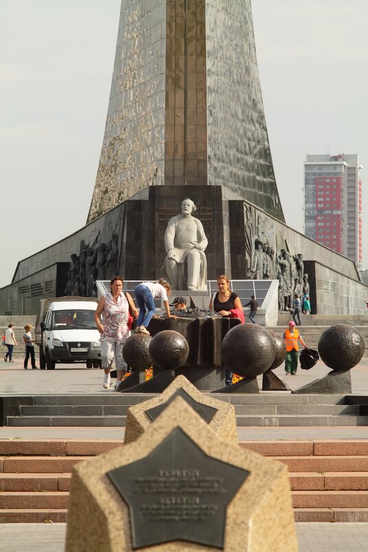 Летнее утро в Москве у Памятника покорителям космоса - Олег Зоркий Летнее утро в Москве у Памятника покорителям космоса - Олег Зоркий