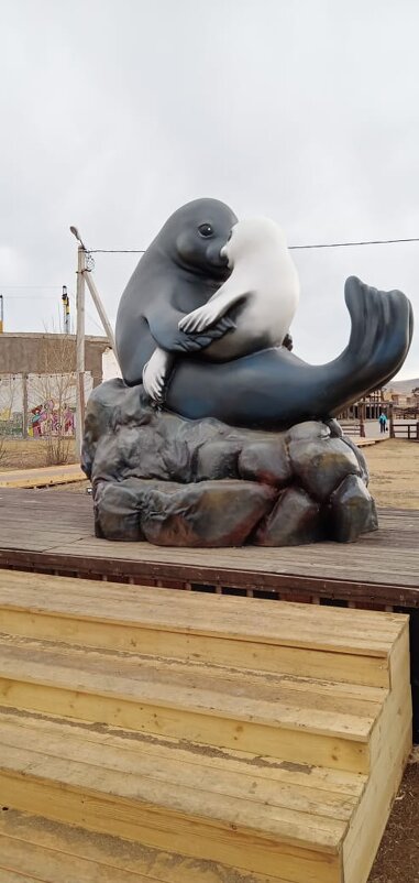 Байкал. Скульптура Нерпы и белька на Ольхоне - Ирэн Байкал. Скульптура Нерпы и белька на Ольхоне - Ирэн