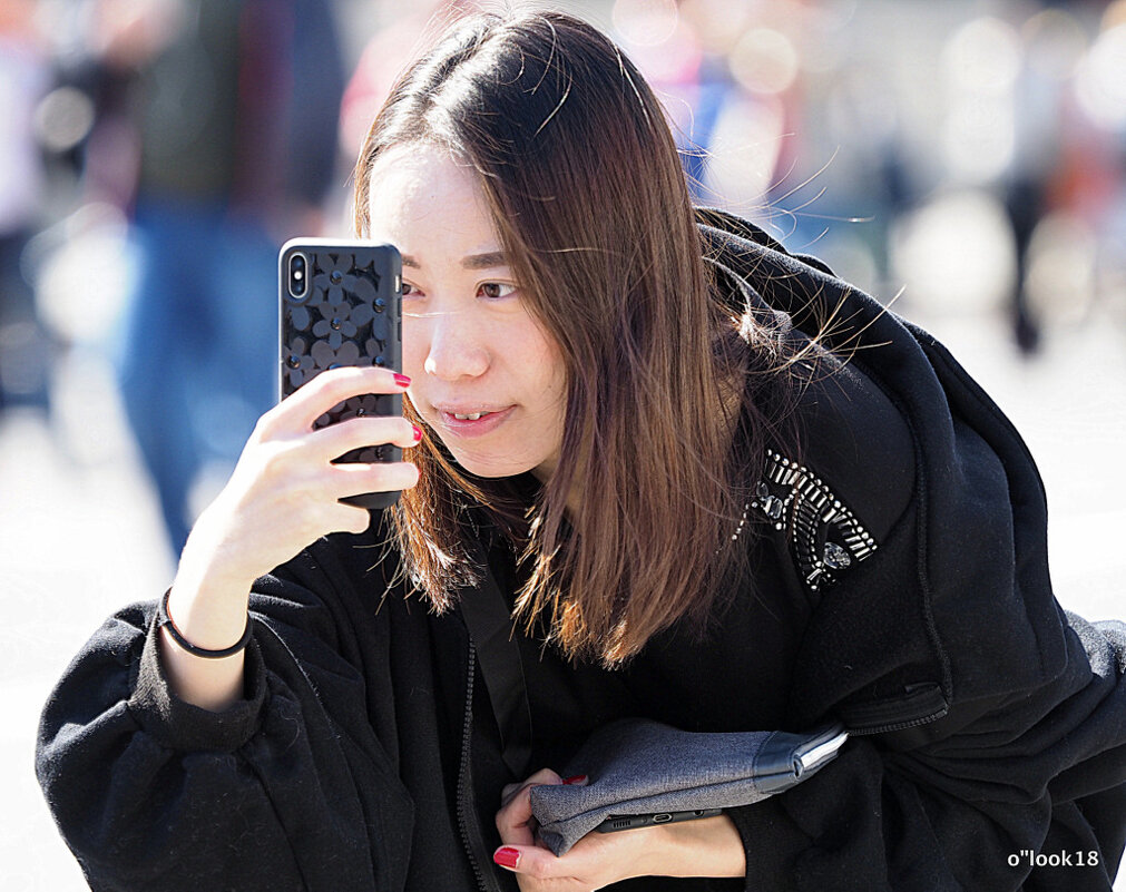 девушка и гаджет - Олег Лукьянов