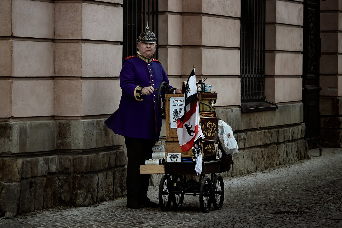 УЛИЧНЫЙ МУЗЫКАНТ НА БЕРЛИНСКОЙ УЛИЦЕ - Александр УЛИЧНЫЙ МУЗЫКАНТ НА БЕРЛИНСКОЙ УЛИЦЕ - Александр