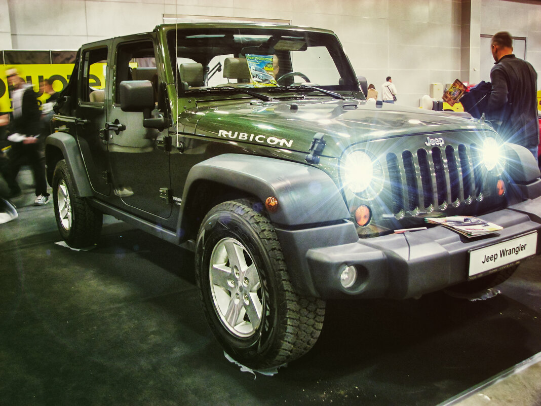 Jeep на выставке по автотюнингу - Джованни Луче Jeep на выставке по автотюнингу - Джованни Луче