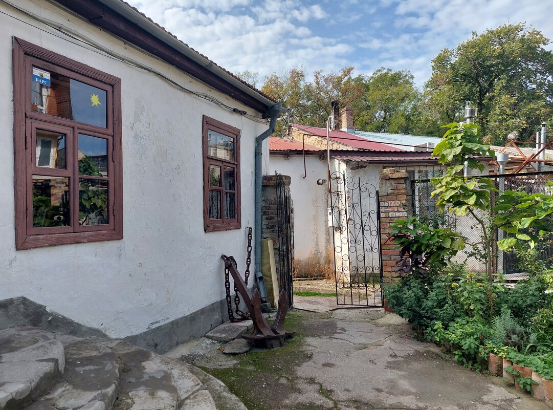 Дворик дома Грина - ИРЭН@ .