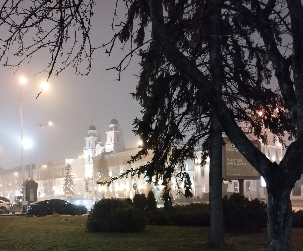 Вечером на Площади Свободы в Минске. - Александр Сапунов Вечером на Площади Свободы в Минске. - Александр Сапунов