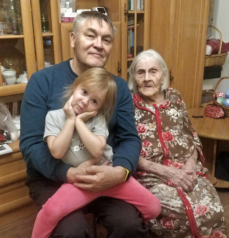 Мать,внучка и сын. - Андрей Хлопонин