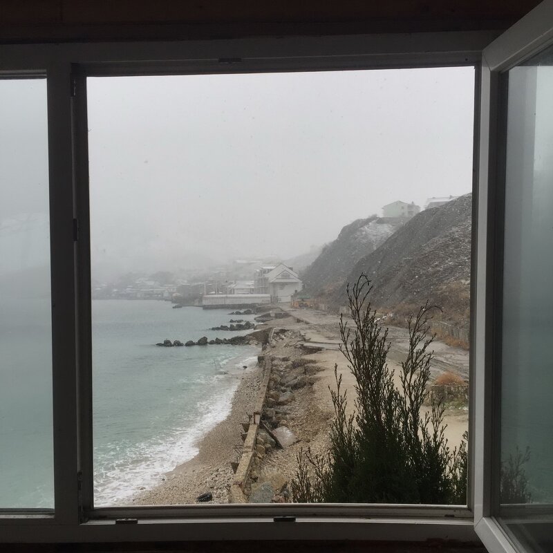 Окно в кафе "Виктор" в Коктебеле - Николай Алексеенко