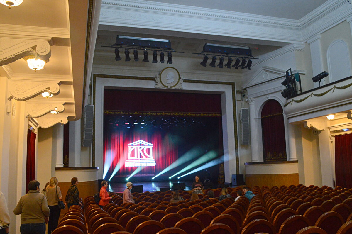 Зрительный зал - Татьяна Лютаева Зрительный зал - Татьяна Лютаева