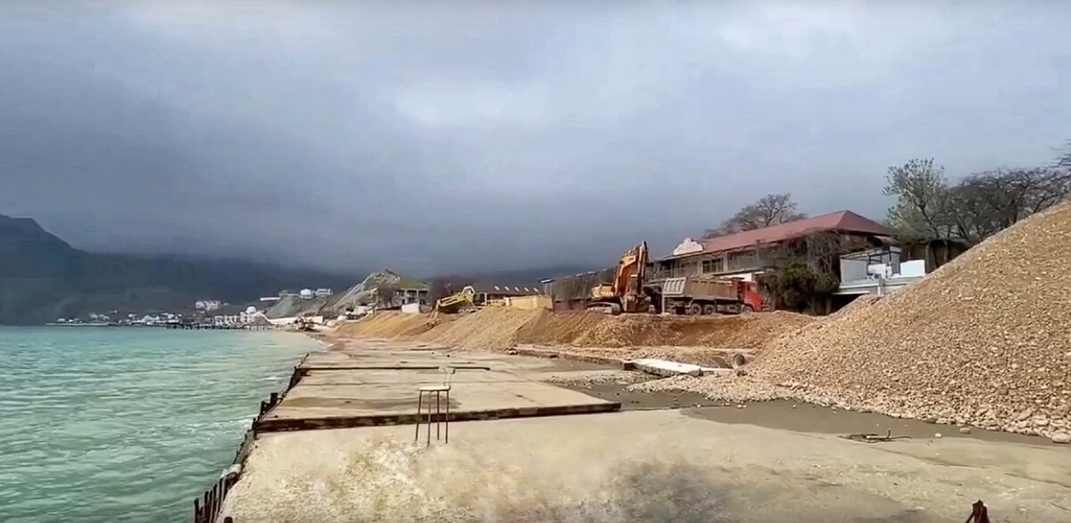 Там, где было окно кафе "Виктор", сейчас реконструкция. - Николай Алексеенко