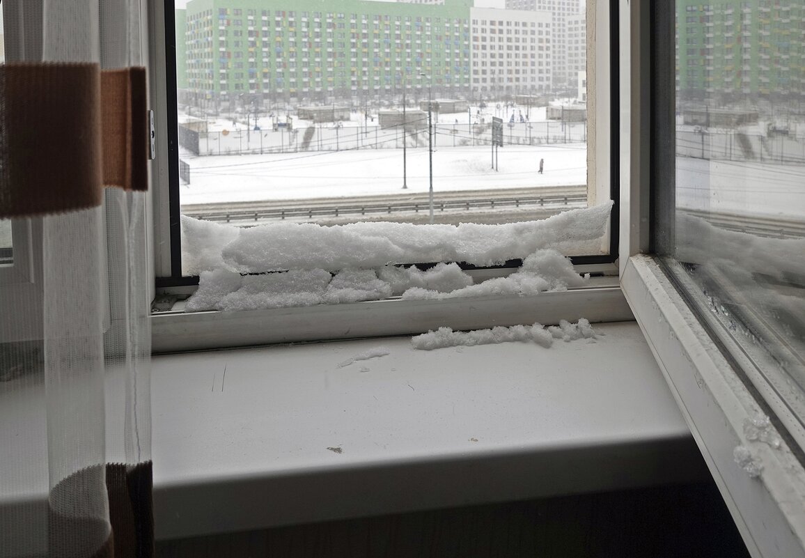 Заглянула зима в окошко  в апреле - Валерий Иванович