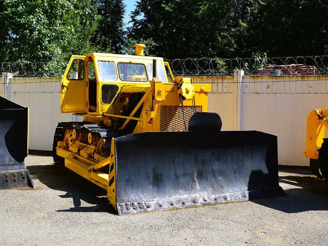 Чебоксары. Промышленный гусеничный трактор С-100. - Пётр Чернега Чебоксары. Промышленный гусеничный трактор С-100. - Пётр Чернега