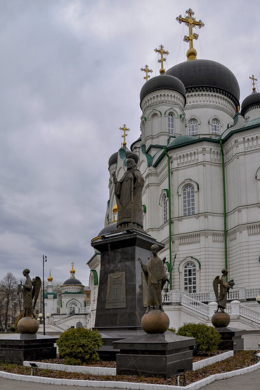 Памятник святителю Митрофану Воронежскому возле Благовещенского собора - Татьяна Машошина
