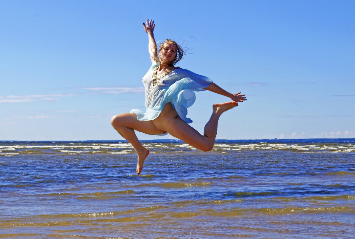 Летящей походкой... - And I go