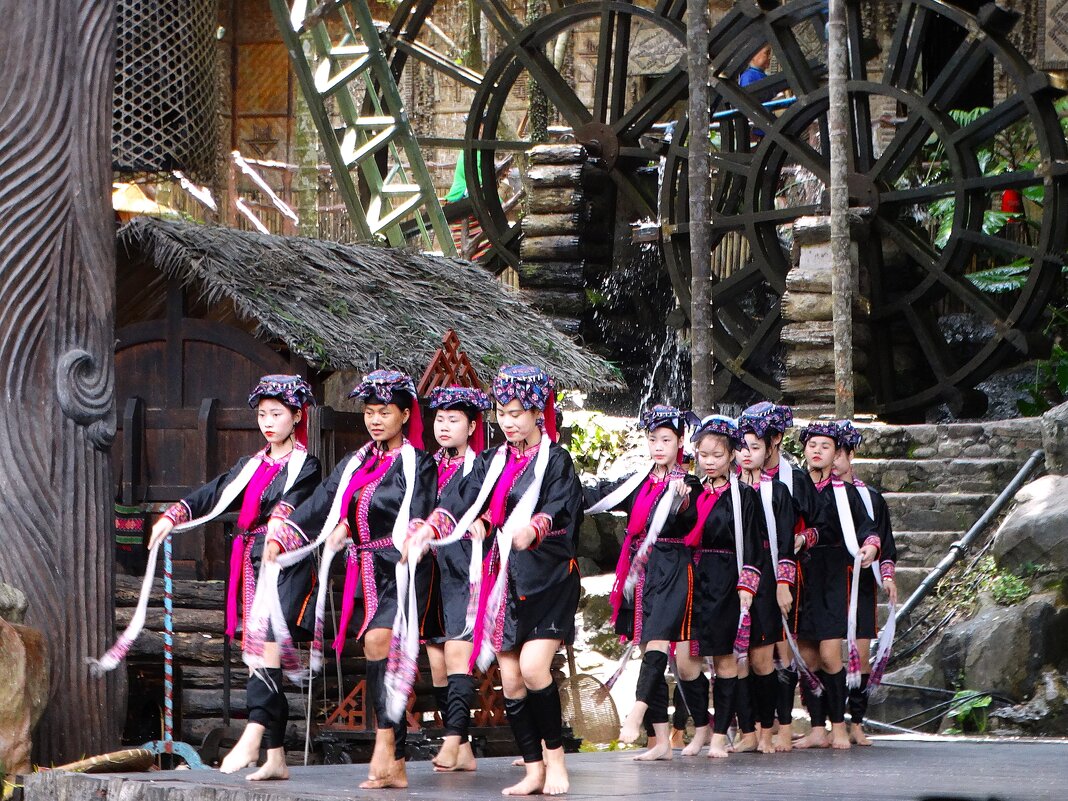 Девушки народности мяо - svk *