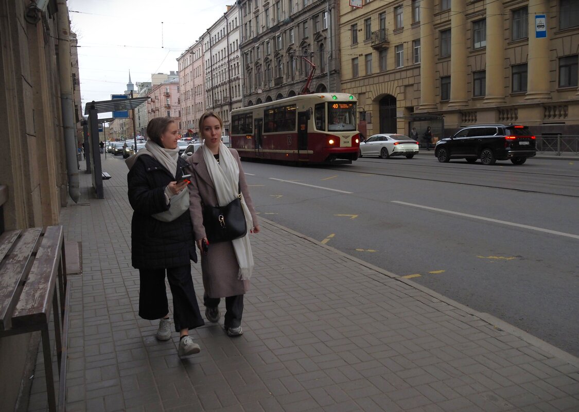 Смотри. Нас, кажется, снимают... - Магомед . Смотри. Нас, кажется, снимают... - Магомед .