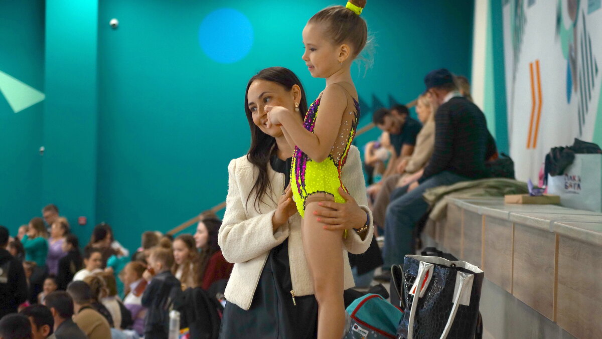 Юная гимнастка с  мамой . - Вик Токарев