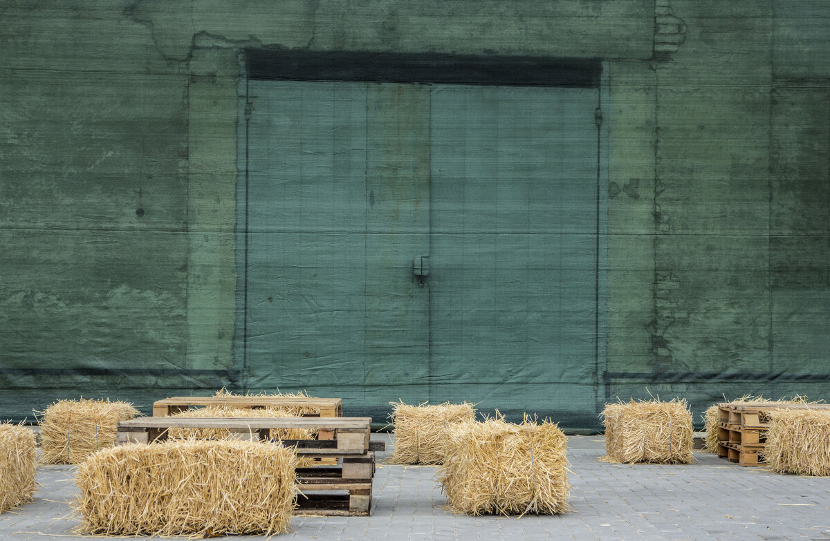 Прекрасные тюки соломы на фоне ангара затянутого сетью - Коля Лукашов Прекрасные тюки соломы на фоне ангара затянутого сетью - Коля Лукашов