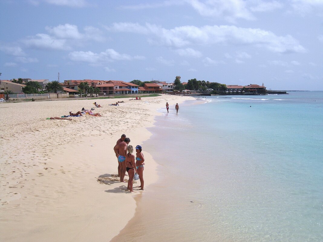 Пляж Санта-Мария на острове Сал, Кабо-Верде. - unix (Илья Утропов) Пляж Санта-Мария на острове Сал, Кабо-Верде. - unix (Илья Утропов)