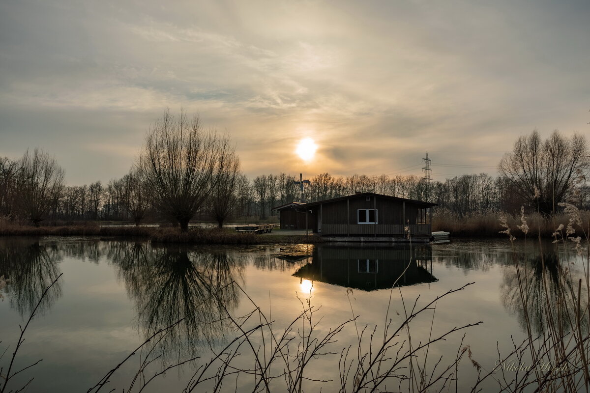 Уходящее солнце над домиком... - Николай Гирш