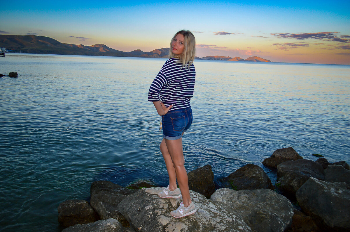 Тёплый вечер на побережье - Виктор Скаков Тёплый вечер на побережье - Виктор Скаков