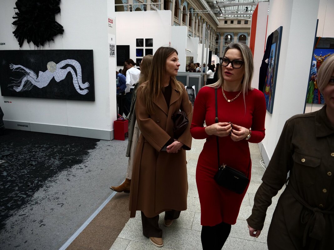 Люди на выставке - Сергей Золотавин