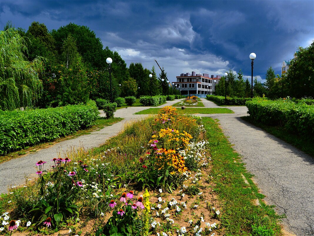 Чебоксары. Центральная аллея сквера Ислюкова перед дождём. - Пётр Чернега Чебоксары. Центральная аллея сквера Ислюкова перед дождём. - Пётр Чернега