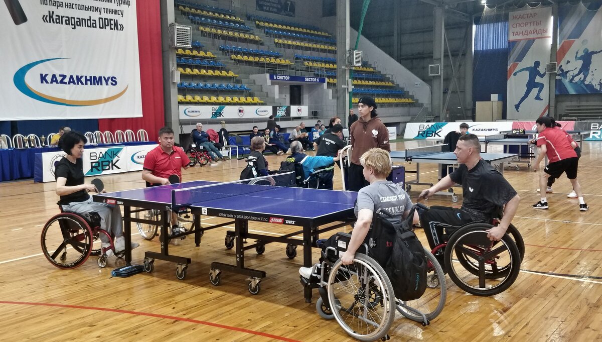 Играют парами - Андрей Хлопонин Играют парами - Андрей Хлопонин