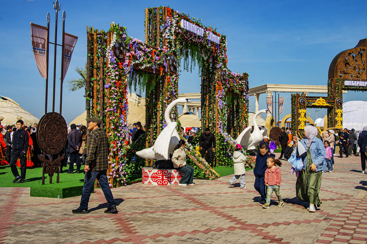 Гуляние на площади - Анатолий Чикчирный Гуляние на площади - Анатолий Чикчирный