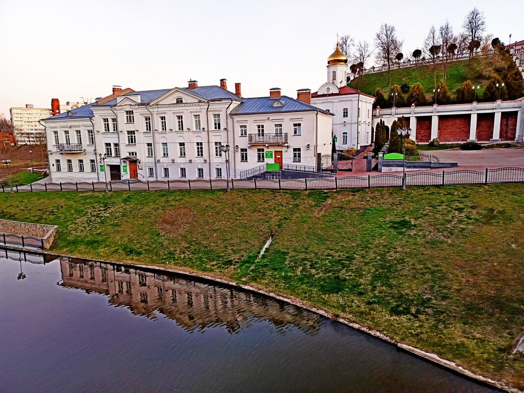 Вид на берег реки Витьбы.и прилегающие сооружения. - Vladimir Semenchukov Вид на берег реки Витьбы.и прилегающие сооружения. - Vladimir Semenchukov