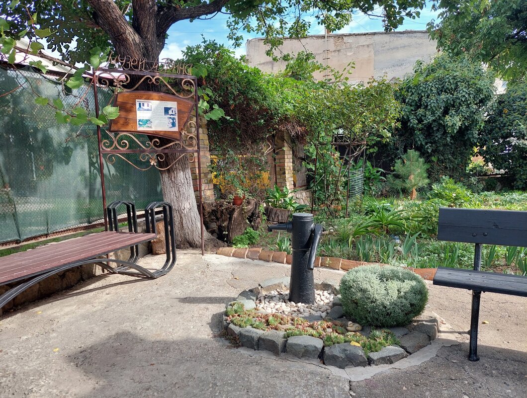 Во дворе музея Александра Грина - ИРЭН@ .